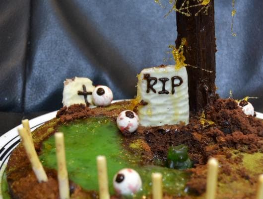 100% EDIBLE ZOMBIE GUMMY BEAR GRAVEYARD HALLOWEEN CAKE