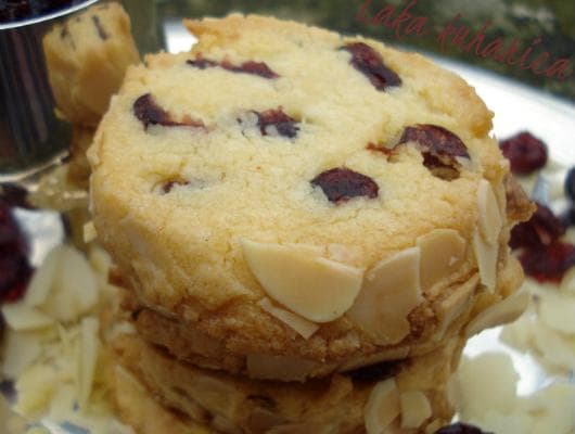 Almond and cranberry shortbread