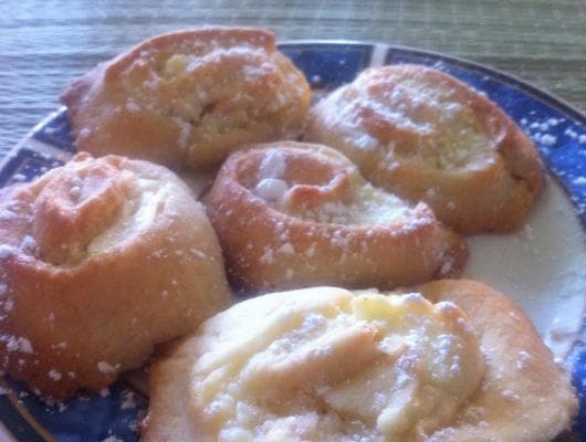 Apple, cinnamon and walnut rolls + cream cheese crispy rolls!